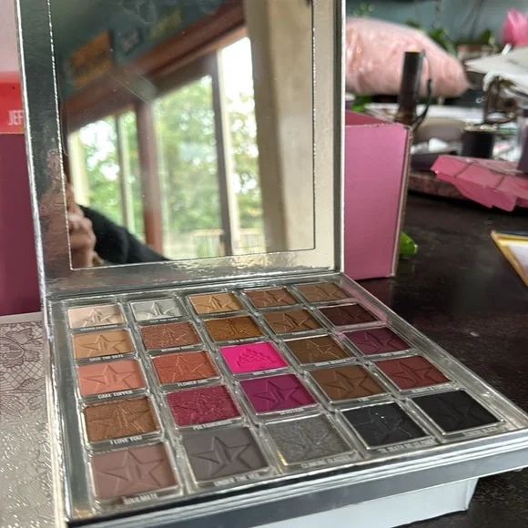 Star Wedding Artistry Palette by Jeffree Star – Vaulted Collection - Picture 3 of 3